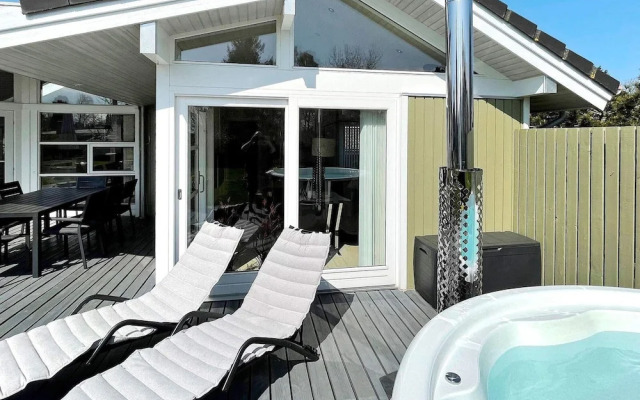 8 Person Holiday Home in Dronningmolle