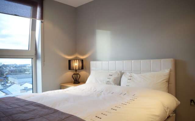 Modern 2 Bedroom Apartment Near Chelsea Harbour With Balcony