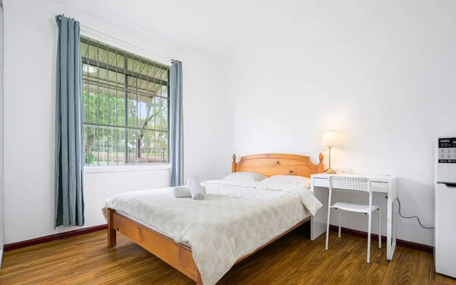 Metawise/parramatta Cozy Room With Furniture Wifi