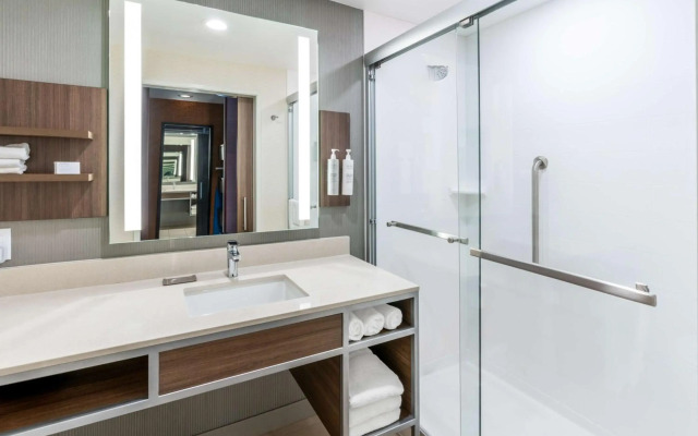 Holiday Inn Express & Suites Lumberton