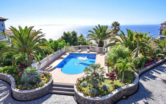 Apartment With one Bedroom in Caniço, With Wonderful sea View, Shared Pool, Enclosed Garden - 1 km From the Beach