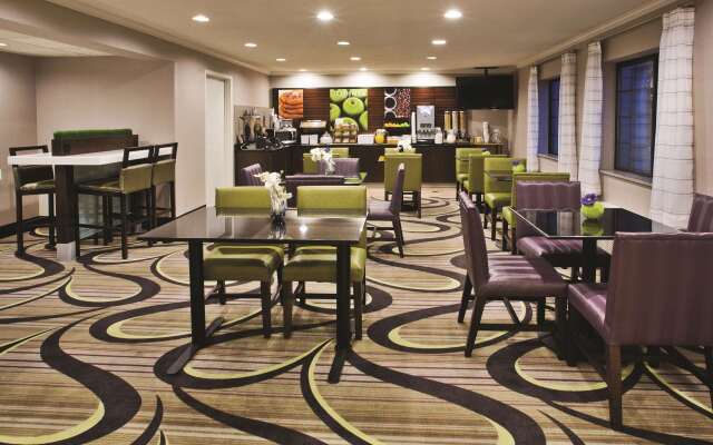 La Quinta Inn & Suites by Wyndham Milwaukee Delafield