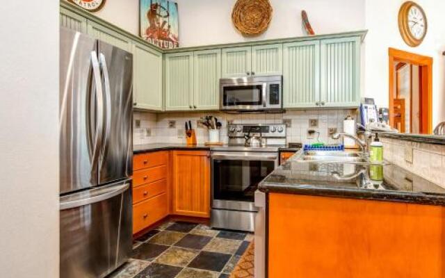 Eagle Springs East 101: Red-Wing Suite