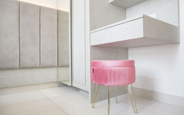 Warm And Elegant 2Br At The Kensington Royal Suites Apartment