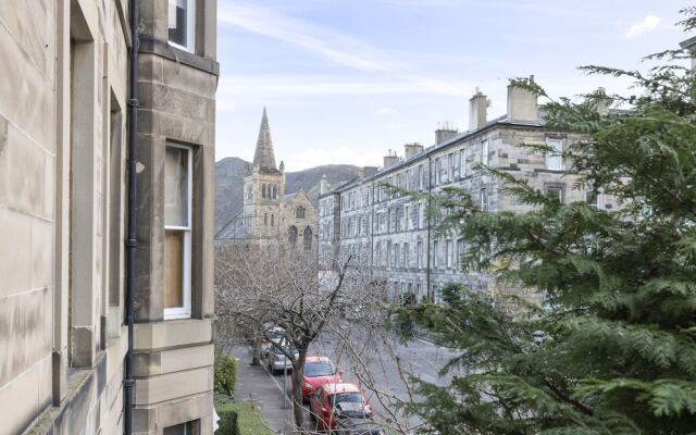 JOIVY 5 Bedroom Apt Near Meadows & George Square