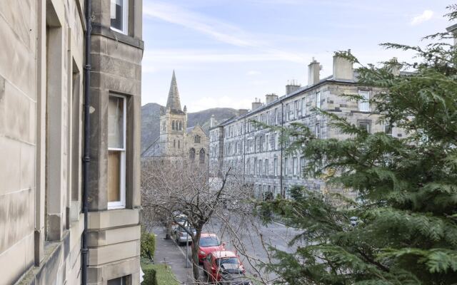 5 Bedroom Apt Near Meadows & George Square