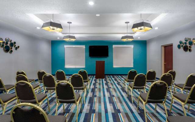 La Quinta Inn & Suites by Wyndham Tampa Central