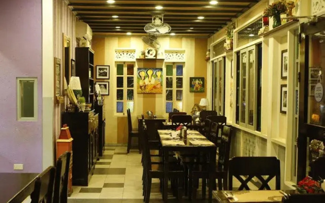 Purple Fountain Inn & Hostel