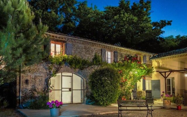 Characteristic Appartement With Swimming Pool, Completely Renovated