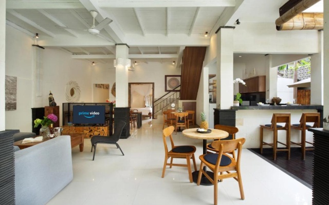 BIG Private 7 BED, 7 BATH, Goldflower Villa with 2x Pool, 2x lounge, Best location – Restaurant – Kuta