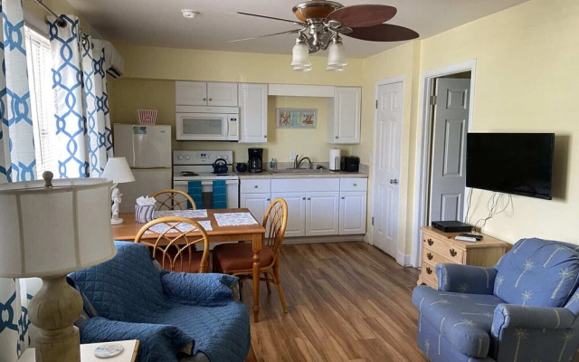 Holiday Court 05 - Dolphin