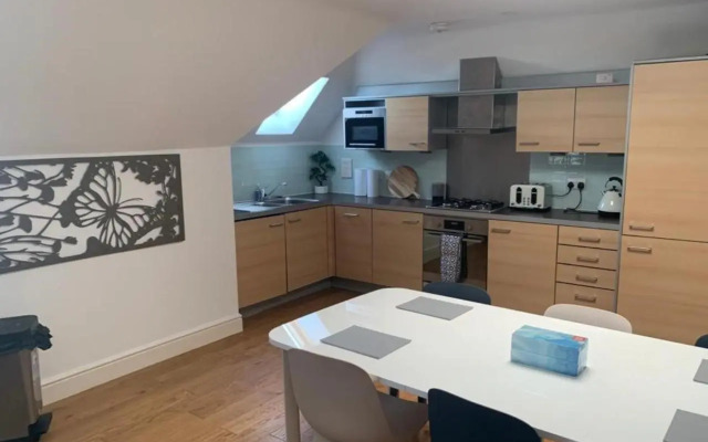 Addlestone - Large Stunning 2 bed room Apartment
