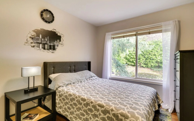 Lake Oswego Home w/ Deck 9 Mi to Downtown Portland