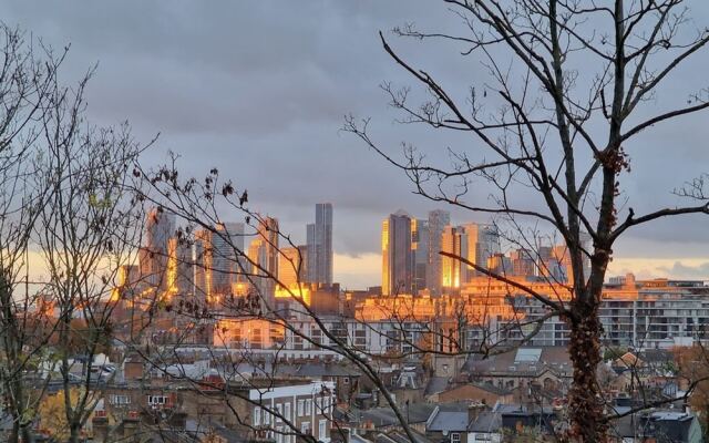 Stunning 3BD Flat, Parking, Sleeps Six, Near Park