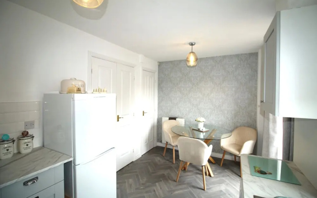 2 Bed House - Large Garden - Pet Friendly