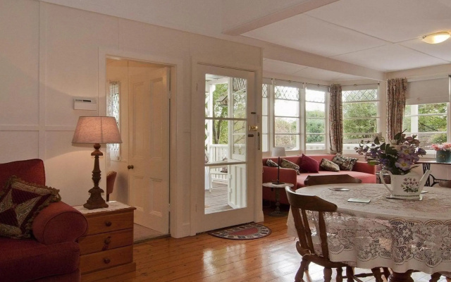 Hollyoak Cottage - delightful, ducks and doileys! – Guest Rooms – Bowral