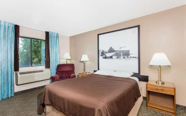 Super 8 by Wyndham Dodgeville