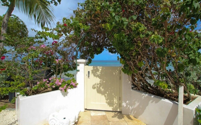Beachfront luxury modern 2-bed apt with pool by BSL Rentals