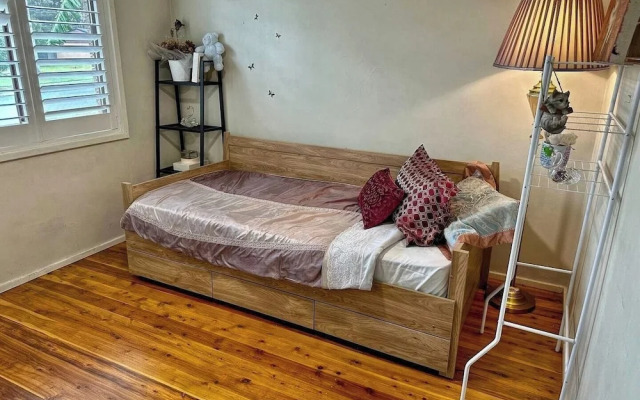 Cheerful 4 Bedroom with free Parking