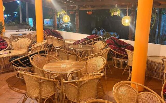 Hummus Hostel & Restaurant