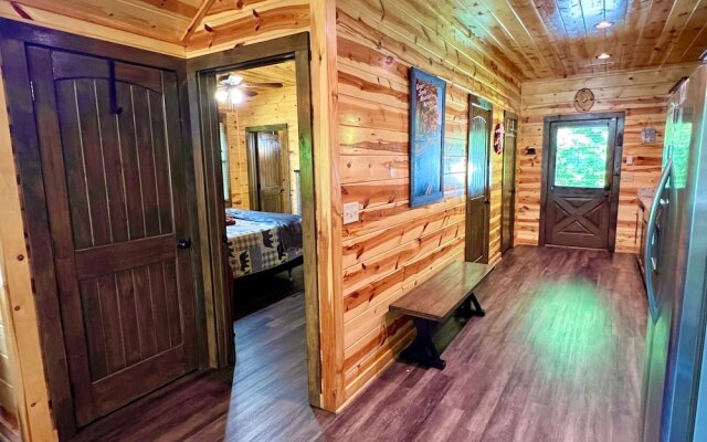 South Side Serenity 2 Bedroom Cabin by RedAwning