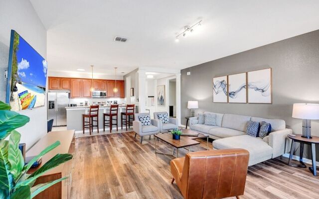 Vero`s Gem Deluxe 3 Bedroom Condo by RedAwning