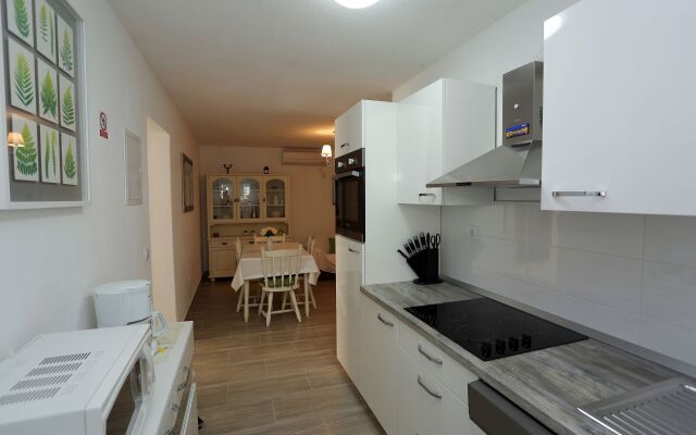 Apartment Ali - modern apartments: A2 Supetar, Island Brac