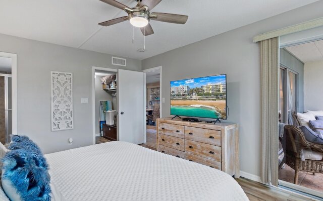 Beach Way Getaway 2 Bedroom Condo by RedAwning