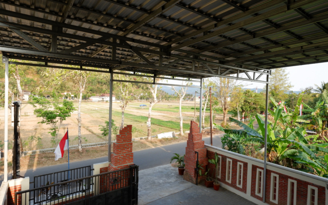 RedDoorz Syariah near Alun Alun Pacitan 2
