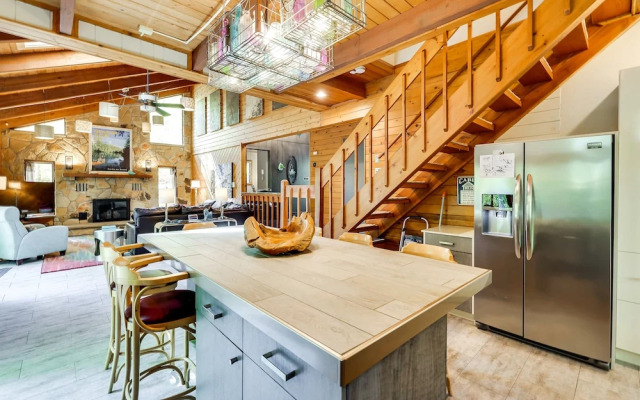 Gorgeous Bushkills Lodge w/ Pool Access!