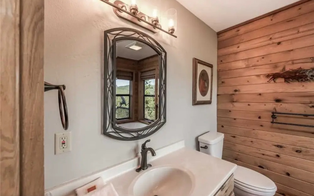 CenterView - Two Bedroom Cabin with Hot Tub