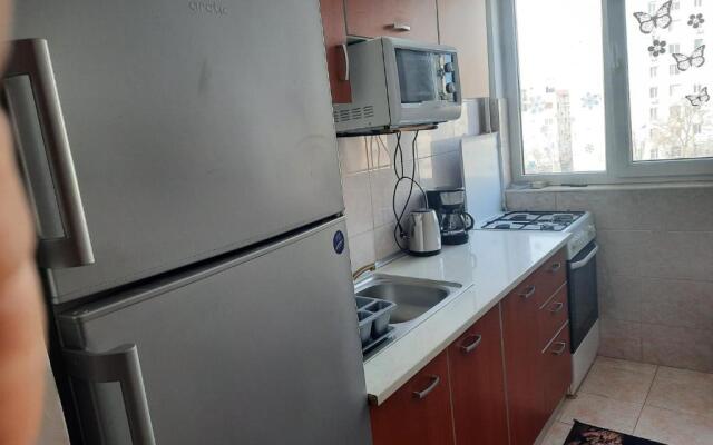 Apartament 3 camere semidecomandat