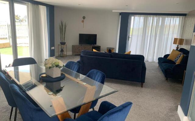 Beautiful 3 bedroom apartment by the Sea