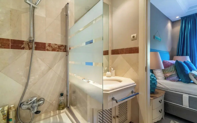 Luxury 2-bed Apartment in Elviria W/pool
