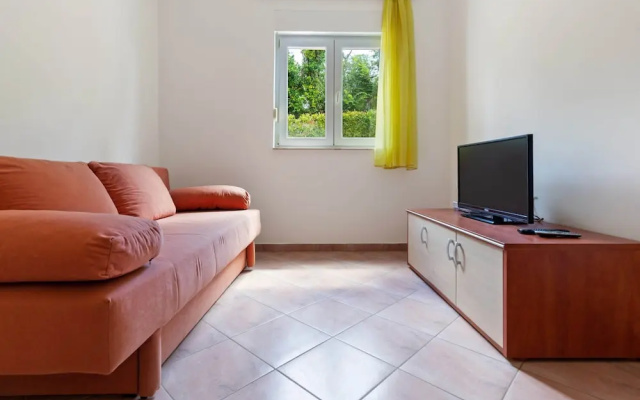Lovely Apartment in Banjole near Beach & Town Center