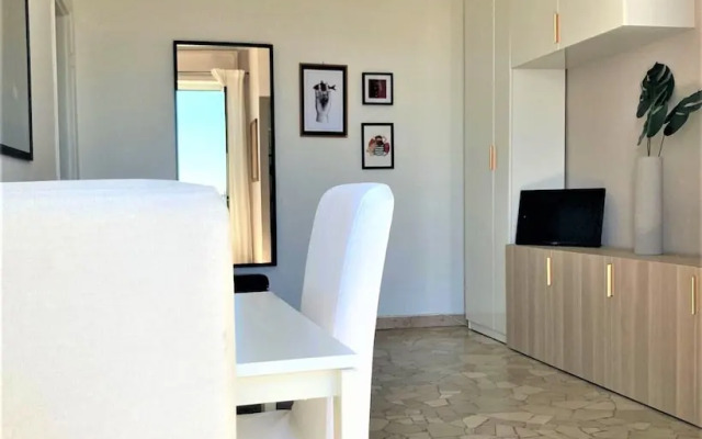 Bright studio with balcony - Visconti 14