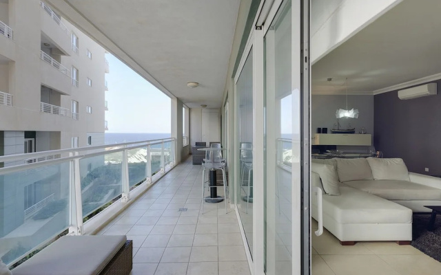 Luxury Apt With Side Seaviews and Pool, Best Location