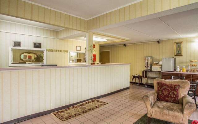 Econo Lodge Inn & Suites