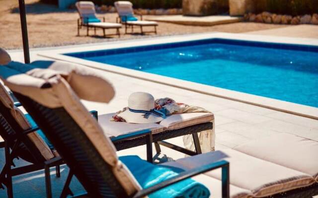 Beautiful 4-bed Villa for up to 10 Guests