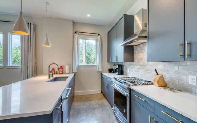 Contemporary Home Centrally Located Near Soco & DT
