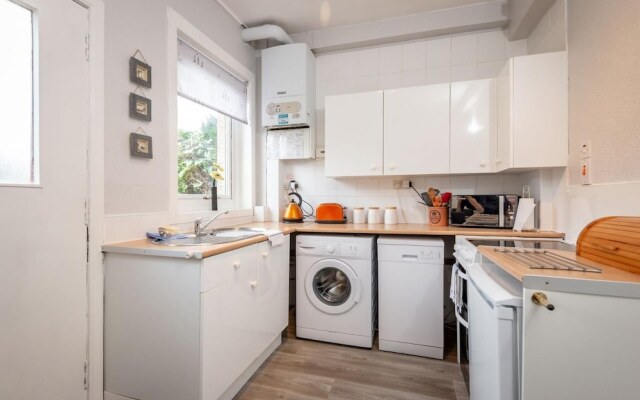 Homely & Central 2 Bed Flat with Parking