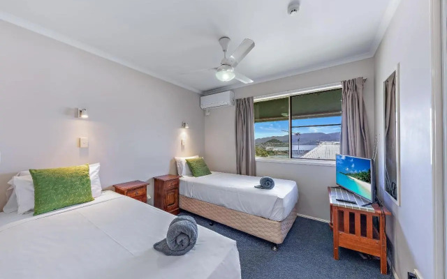 Airlie Sunset Waterview Apartment