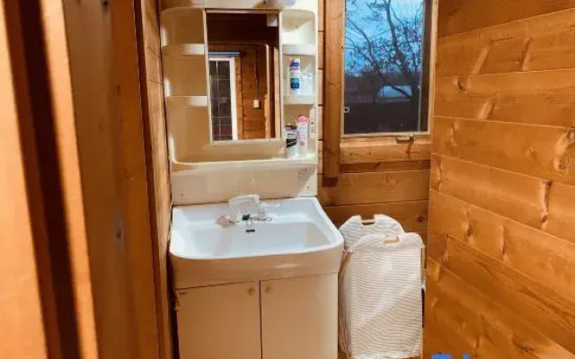 Tomy's Log House - Need Car