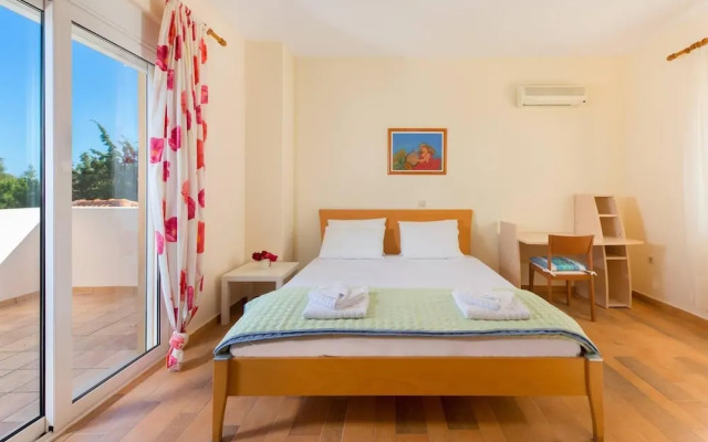 Stunning 5-bed Villa in Gennadi!