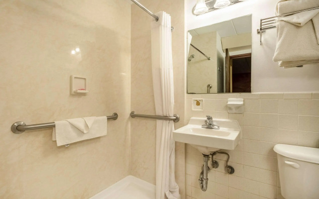 Econo Lodge Inn & Suites Windsor Locks Bradley Airport