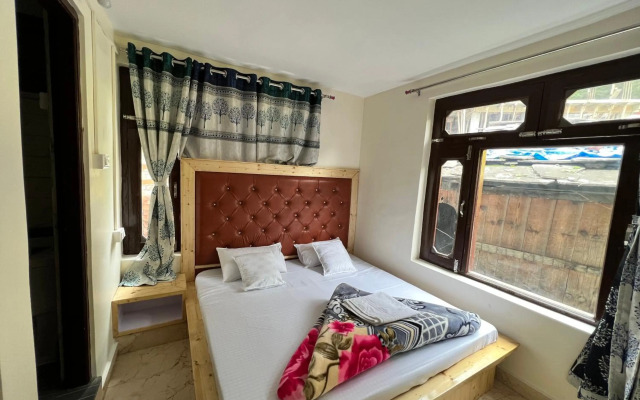 Blue star homestay kasol