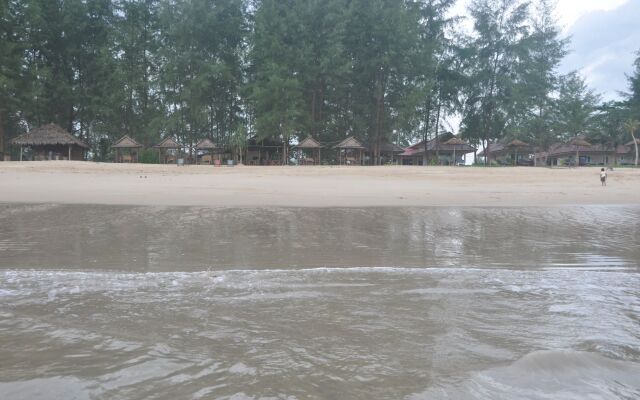 Pranee Beach Bungalows