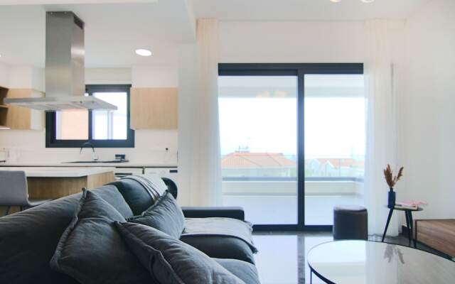 Phaedrus Living: Sea View Anna Residence 202