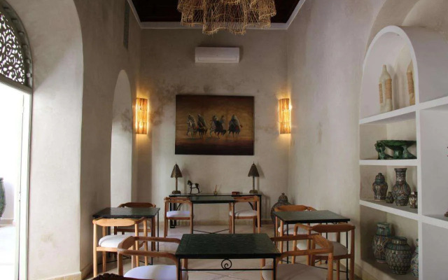 Riad Emberiza Sahari