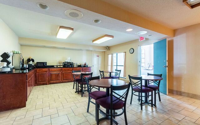 Econo Lodge Inn & Suites